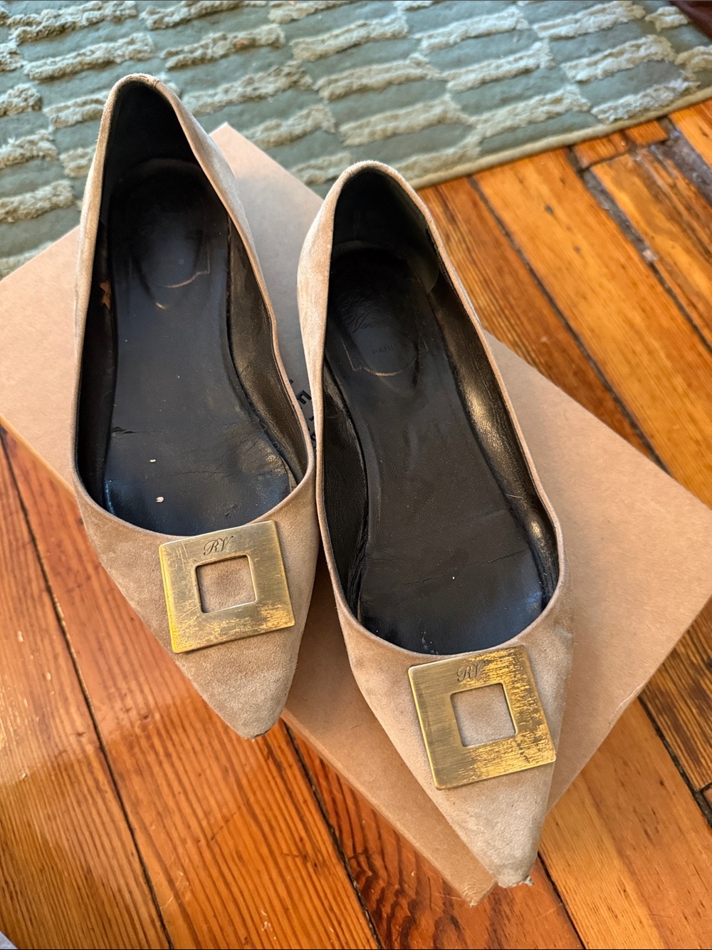 Roger Vivier Pointed-Toe Ballet Flats with Gold Accent - Taupe size 37